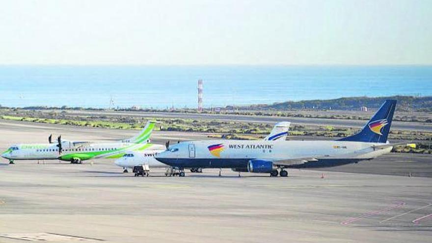Aviones en el aeropuerto de Gran Canaria. | |
