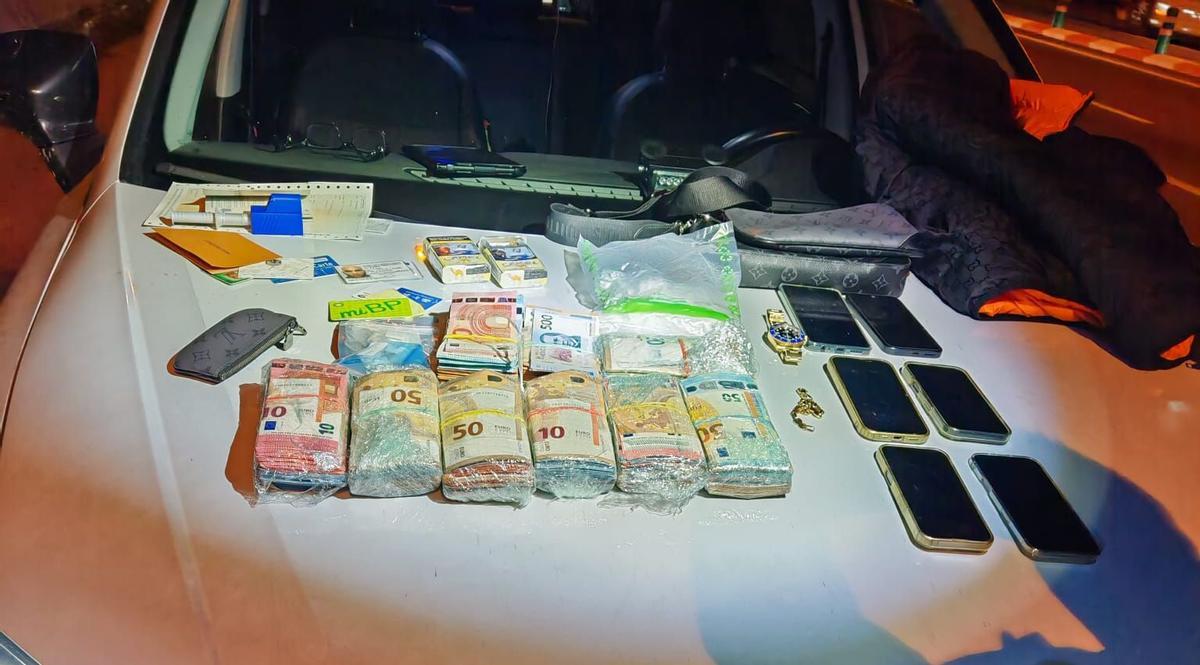La droga, els diners i diversos objectes requisats pels Mossos a Fogars.