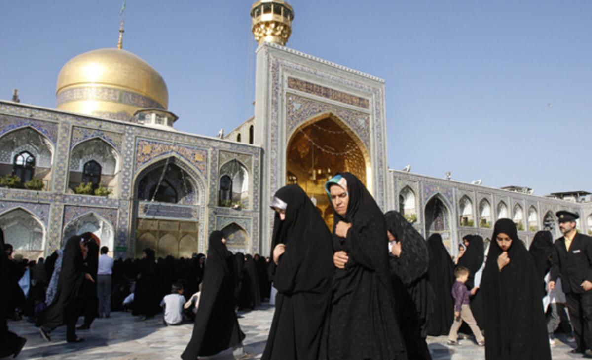 Fidels musulmanes s’obren camí al santuari de l’Imam Reza, després de l’oració de l’Eid al -Fitr, que marca el fi del mes sagrat de dejuni del Ramadà, a la ciutat de Mashhad, a uns 900 quilòmetres al nord-est de Teheran, a l’Iran.
