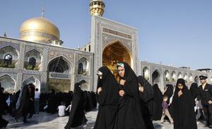 Fidels musulmanes s’obren camí al santuari de l’Imam Reza, després de l’oració de l’Eid al -Fitr, que marca el fi del mes sagrat de dejuni del Ramadà, a la ciutat de Mashhad, a uns 900 quilòmetres al nord-est de Teheran, a l’Iran.