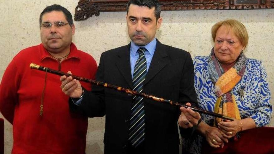El nuevo alcalde de Pontecesures con el bastón de mando.