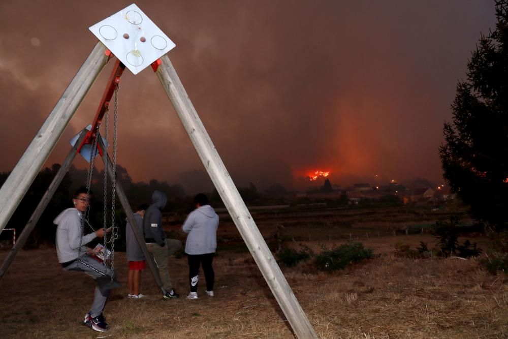 Un incendio obliga a desalojar casas en Mondariz