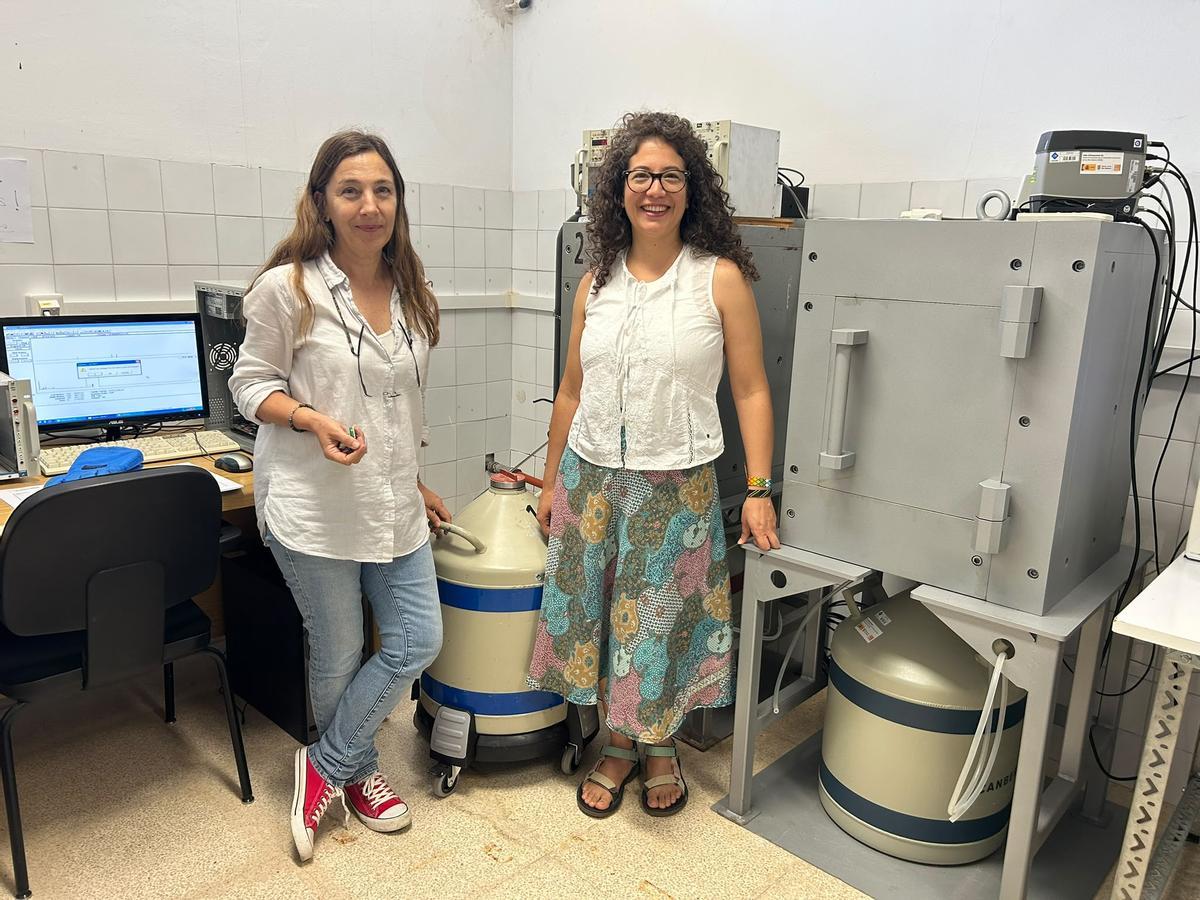 Ferrer y Varela, este miércoles en el laboratorio de la UIB junto a los grandes detectores de radiación gamma con los que trabajan habitualmente.