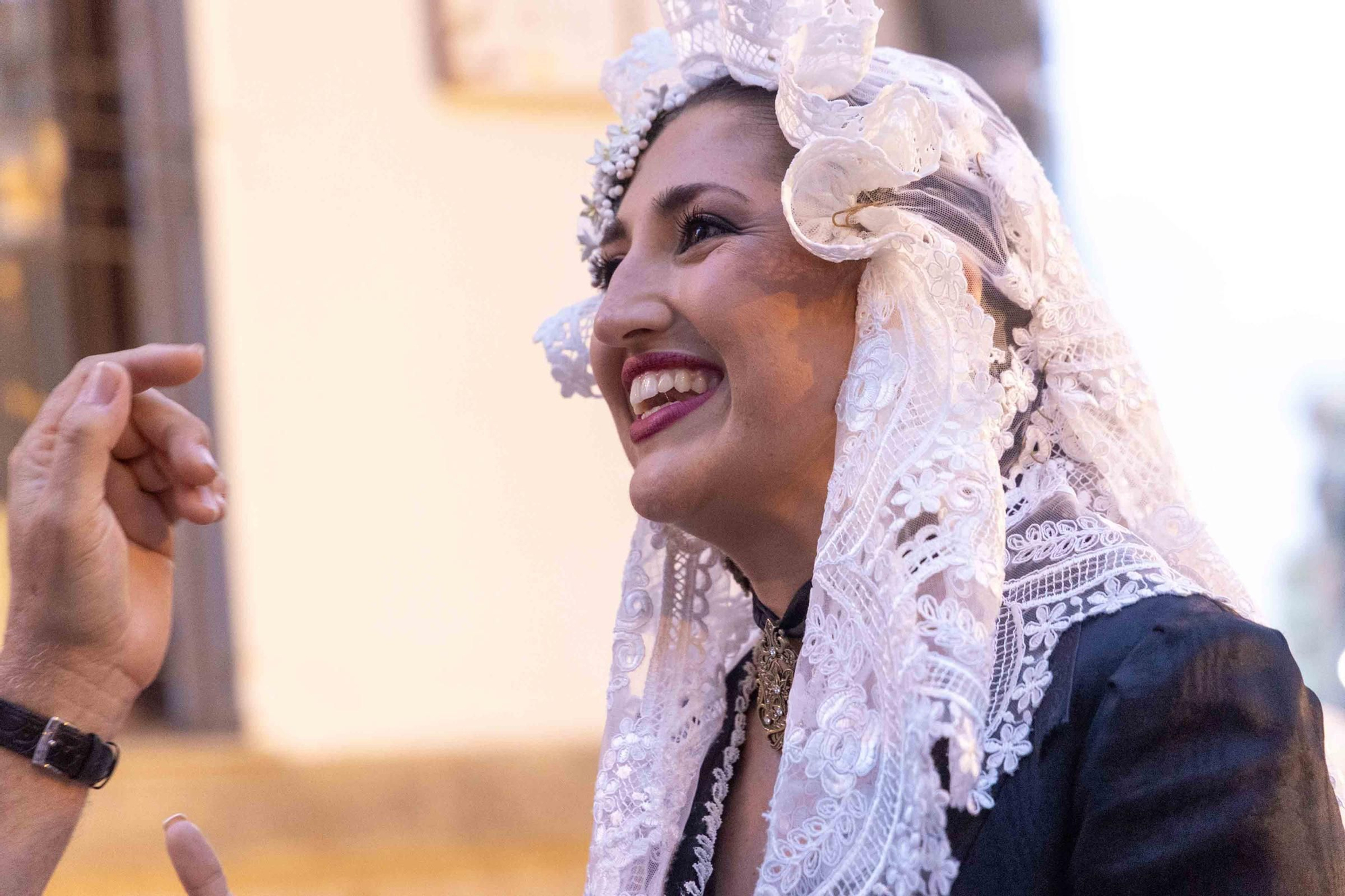 El homenaje al fundador de las Hogueras, José María Py, y el Festival de Bandas de Andrés Llorens iluminan una noche con olor a fiesta y pólvora