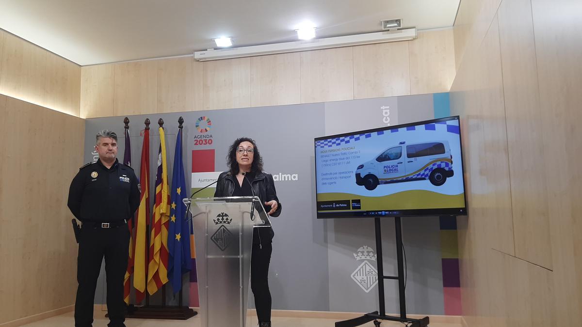 La teniente de alcalde Joana Maria Adrover ha explicado la compra de nuevos vehículos para policía y bomberos.