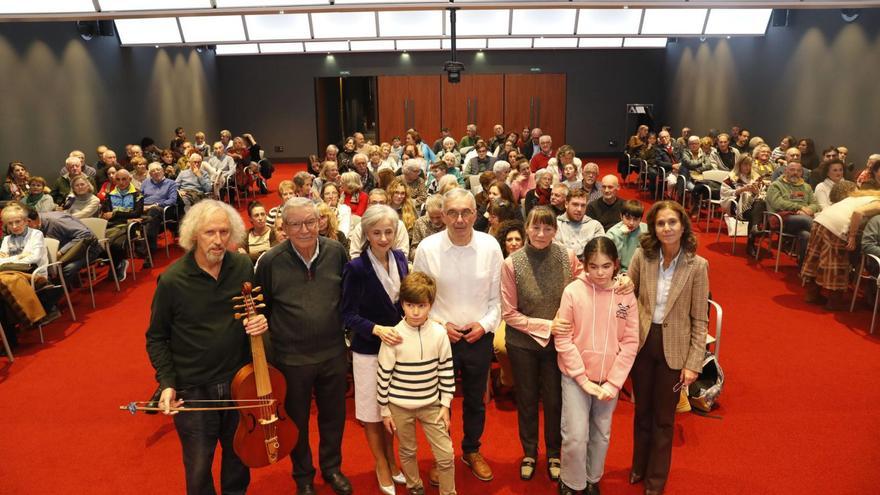 Por la izquierda, Mento Hevia, Luis Palacios, Ana Rúa, Germán Quesada, Miguel Ángel García, Natividad Torres, Catalina de Miguel y Liliana Valdés., en un Club repleto de público.  | FIRMA