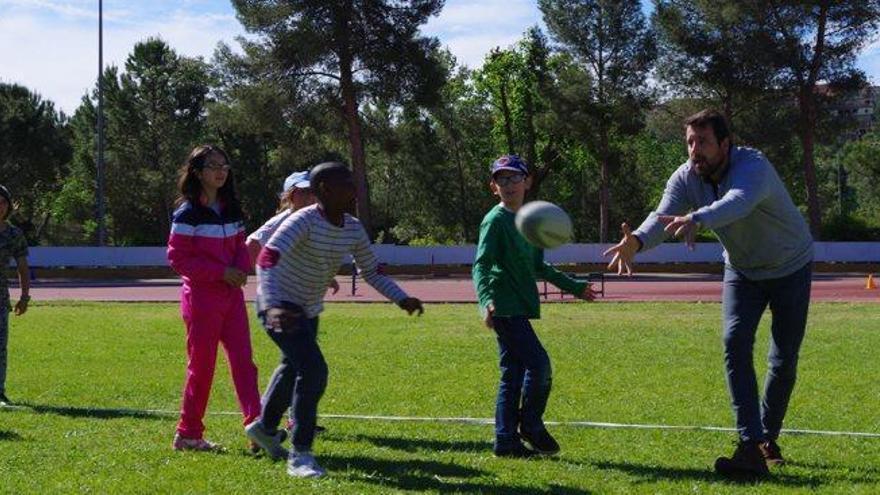 El regidor d&#039;Esports, Jordi Serracanta, jugant amb alumnes de primària a les Trobades Esportives