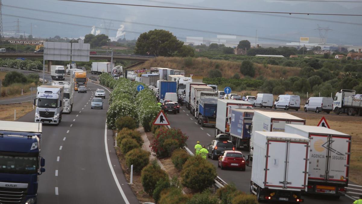 Imagen de los vehículos retenidos tras el choque de los tres camiones en la AP-7.