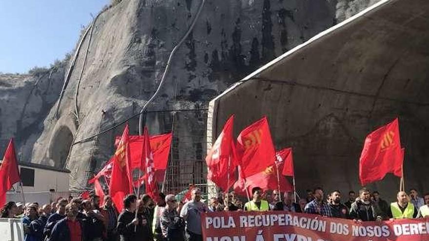 Protesta en la entrada del túnel de Cerdedelo, en Laza. // FdV