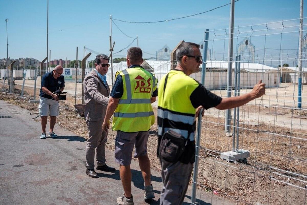 02/07/2026 Fabián Picardo con operarios en la frontera de Gibraltar. POLITICA ESPAÑA EUROPA ANDALUCÍA GOBIERNO DE GIBRALTAR