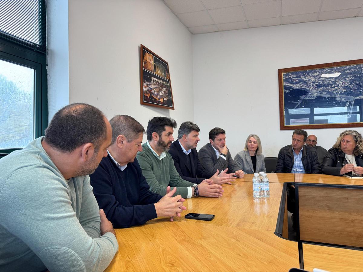 Pola esquerda, Miguel Ángel Iglesias, Julio Abalde, Óscar Rial, Nicolás González e José Ramón Romero, no encontro celebrado na confraría de Rianxo.