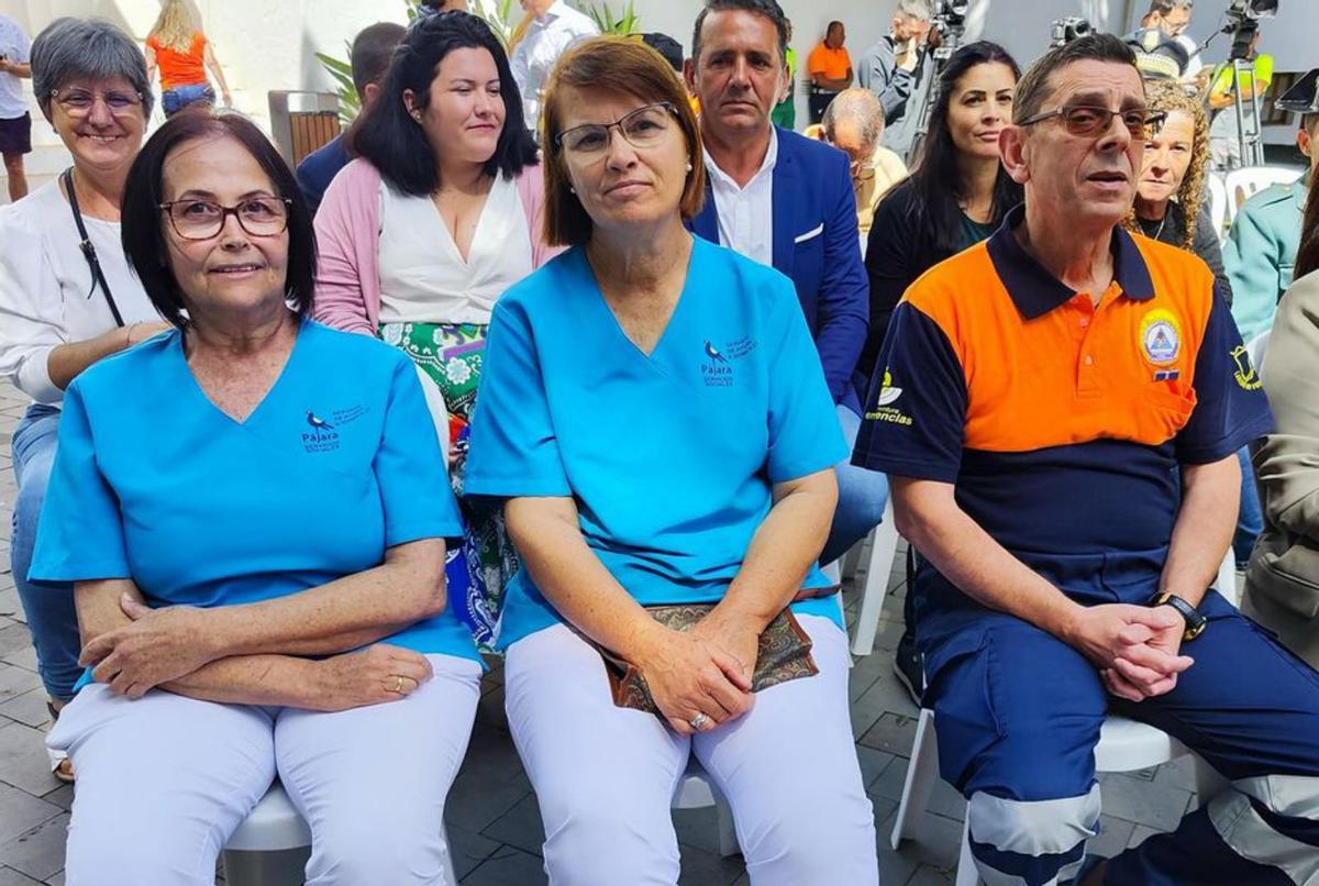 Tres de los trabajadores municipales reconocidos en el acto. | | ONDA FUERTEVENTURA