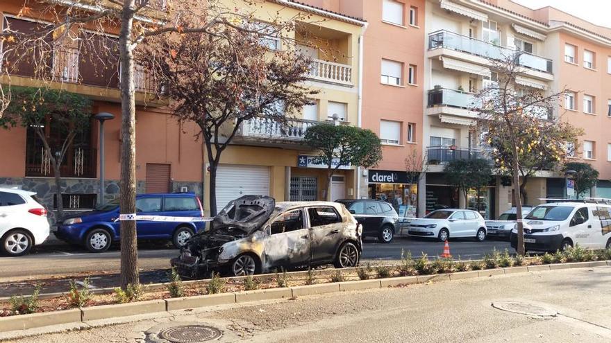 El vehicle cremat, balisat amb cintes