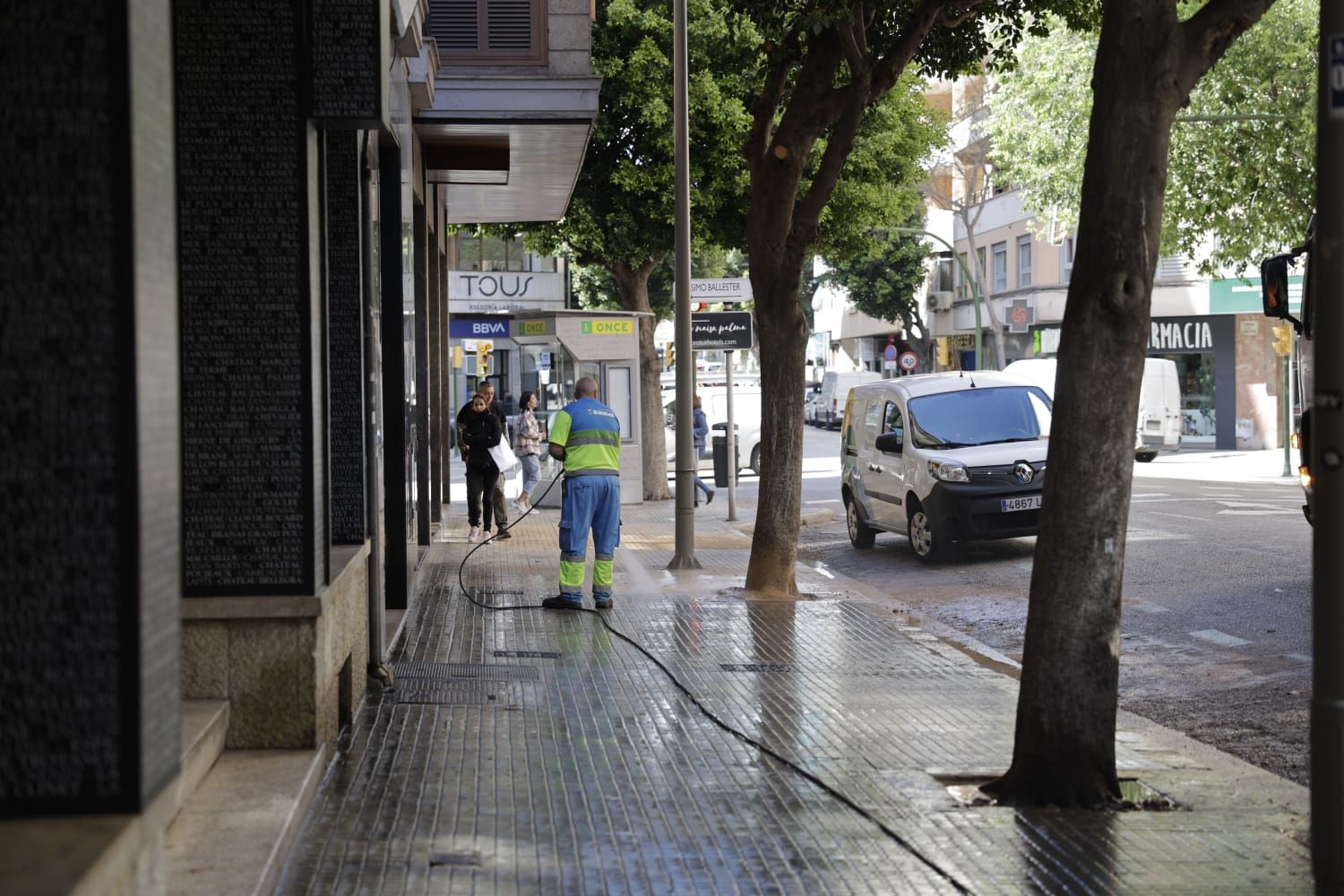 La rotura de una tubería inunda la caller Ramón y Cajal, en imágenes