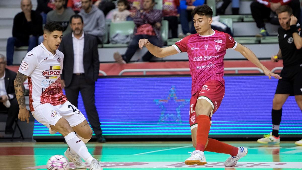 Ricardo Mayor lanza un pase en el partido entre el Córdoba Futsal y ElPozo Murcia.