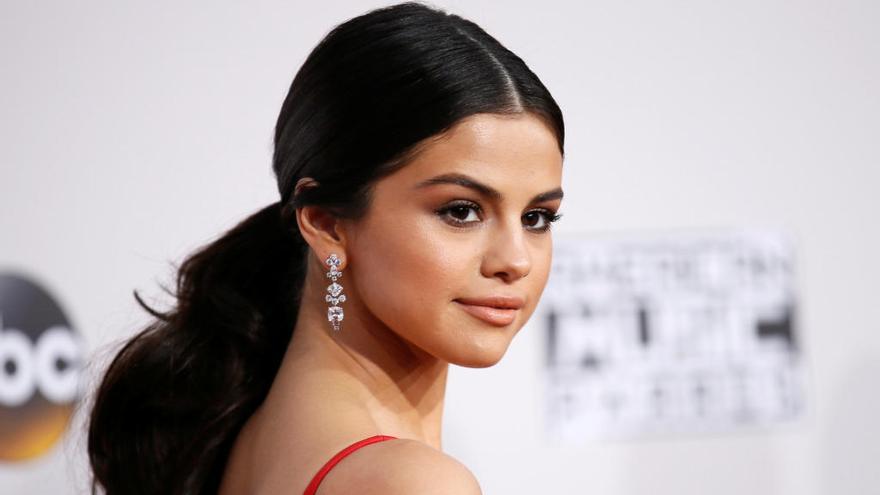 Un padre amenaza con demandar a Selena Gomez por el suicidio de su hija