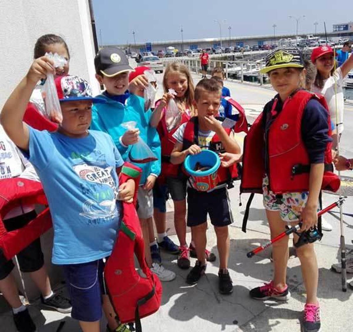 Vuelven los talleres de pesca infantiles al puerto de Candás