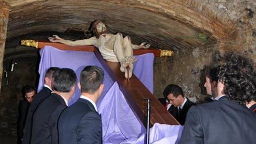 Cristo abandona la mina para recorrer un Vía Crucis