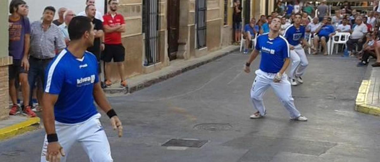 Fiesta de la pilota en Quart de les Valls.Alumnos de las escuelas participantes.Equipo de Quart.La alcaldesa Pilar Álvarez reconoció el triunfo del Kiwa en el campeonato de galotxa.Puchol II y Salva. Fotograbado de una partida histórica. Homenaje póstumo a Arturo Bayona. f Levante-EMV