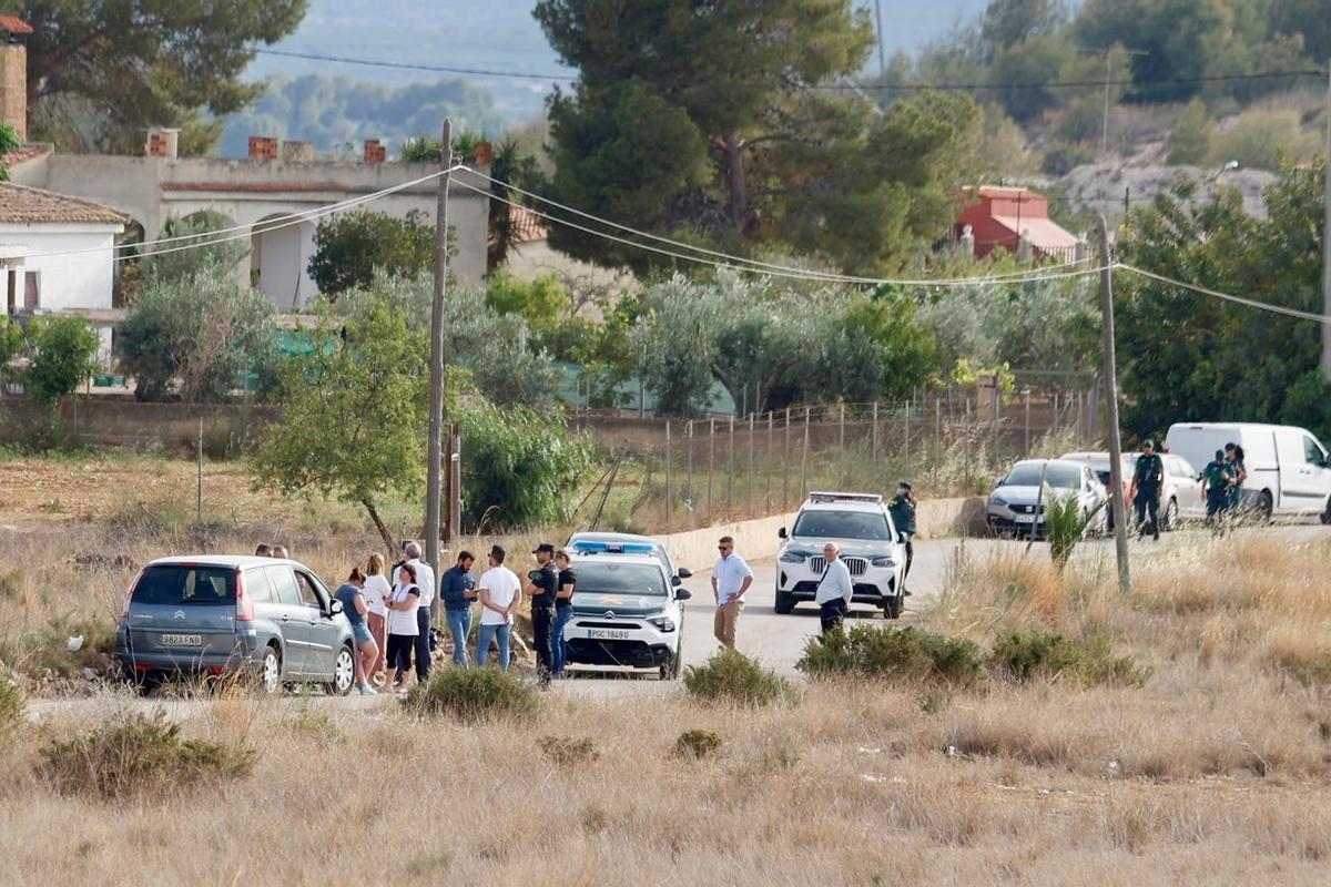 Un hombre se suicida tras matar a tiros a su mujer y a su hijastro en ...