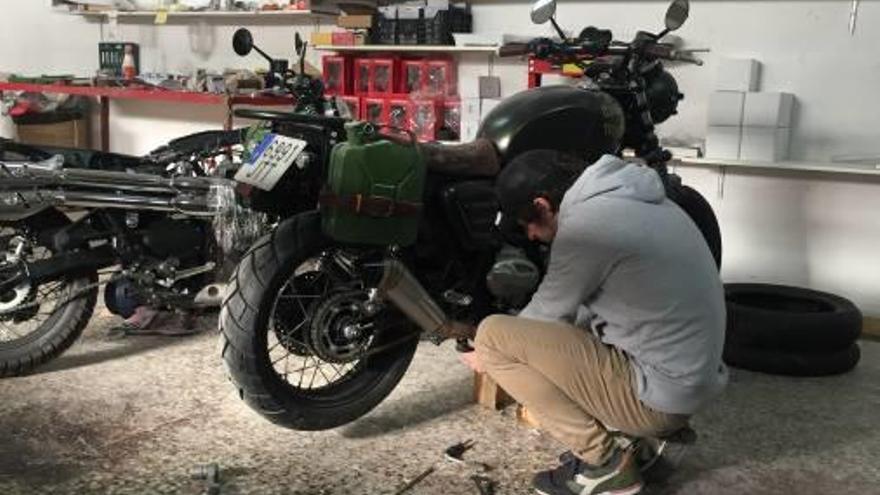 Uno de los mecánicos preparando la moto que llegará a China.