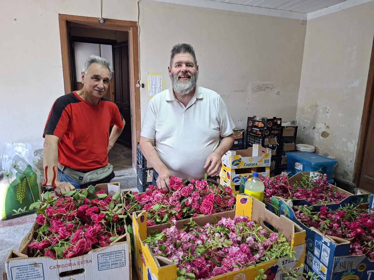 En imágenes: Los artistas florales de Castropol encaran la recta final para el Corpus Christi