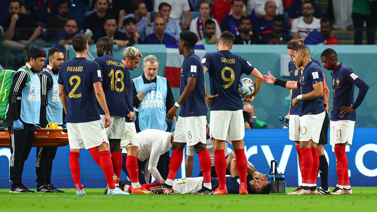 Lucas Hernandez es atendido tras lesionarse la rodilla durante el Francia-Australia del Mundial de Catar