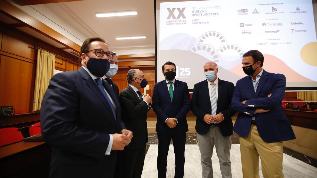 Autoridades y representantes de CEDE, esta mañana en el Ayuntamiento de Córdoba.