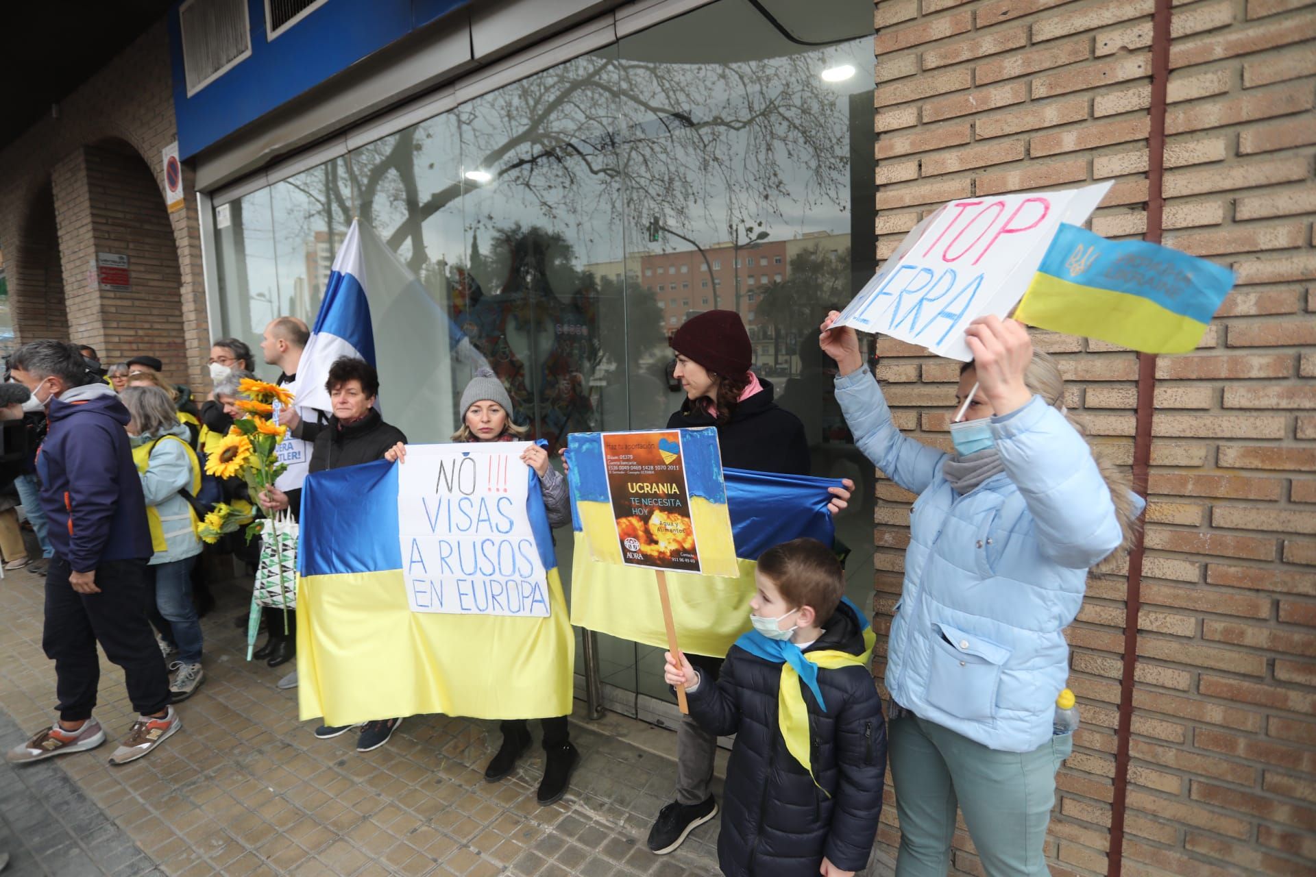 Protesta de ucranianos ante el Consulado Ruso de València