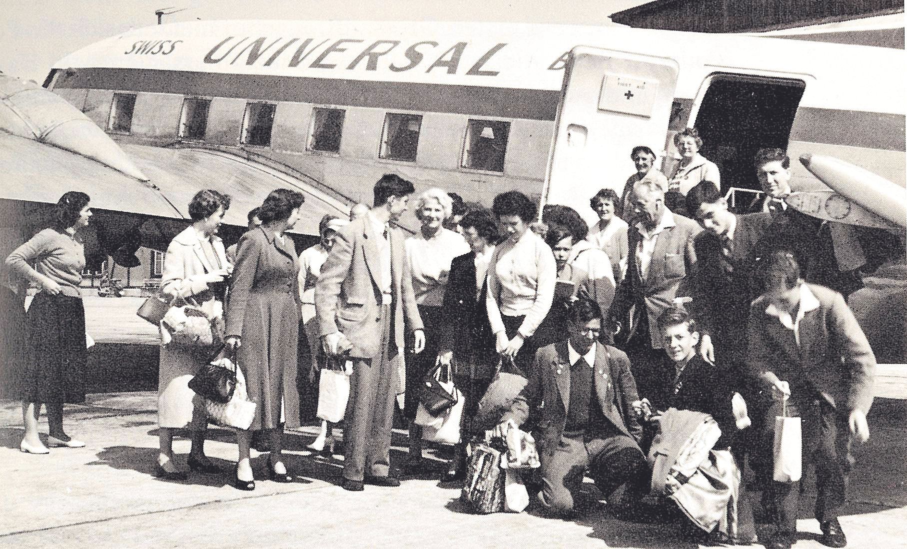 Turistas suizos junto a un avión de la chárter creada por Erhart, que volaba a Mallorca.