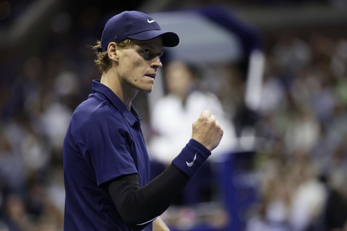 Jannik Sinner celebrando un punto ante Bublik en el US Open