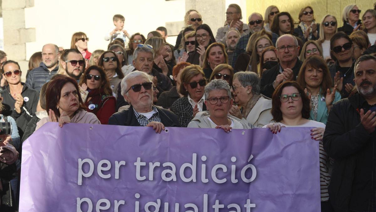 Concentración de mujeres a la puerta de la cofradía de Sagunt, antes de la votación.