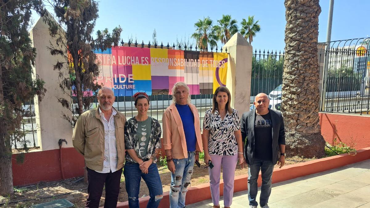 En el centro, Sara Pacheco y Fano Hernández, miembros de la directiva del Observatorio LGTBI+.