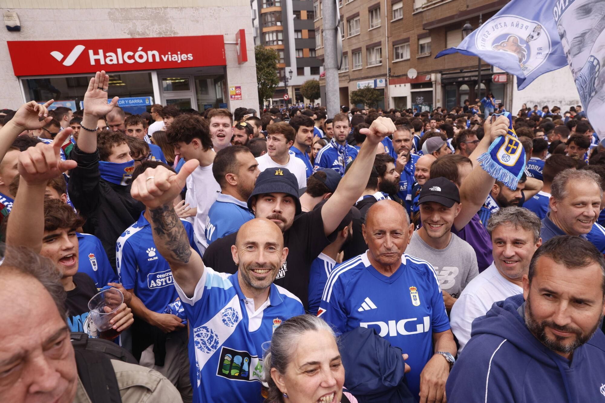 EN IMÁGENES: Espectacular recibimiento de la afición del Oviedo a su equipo antes de la vuelta por el ascenso contra el Almería