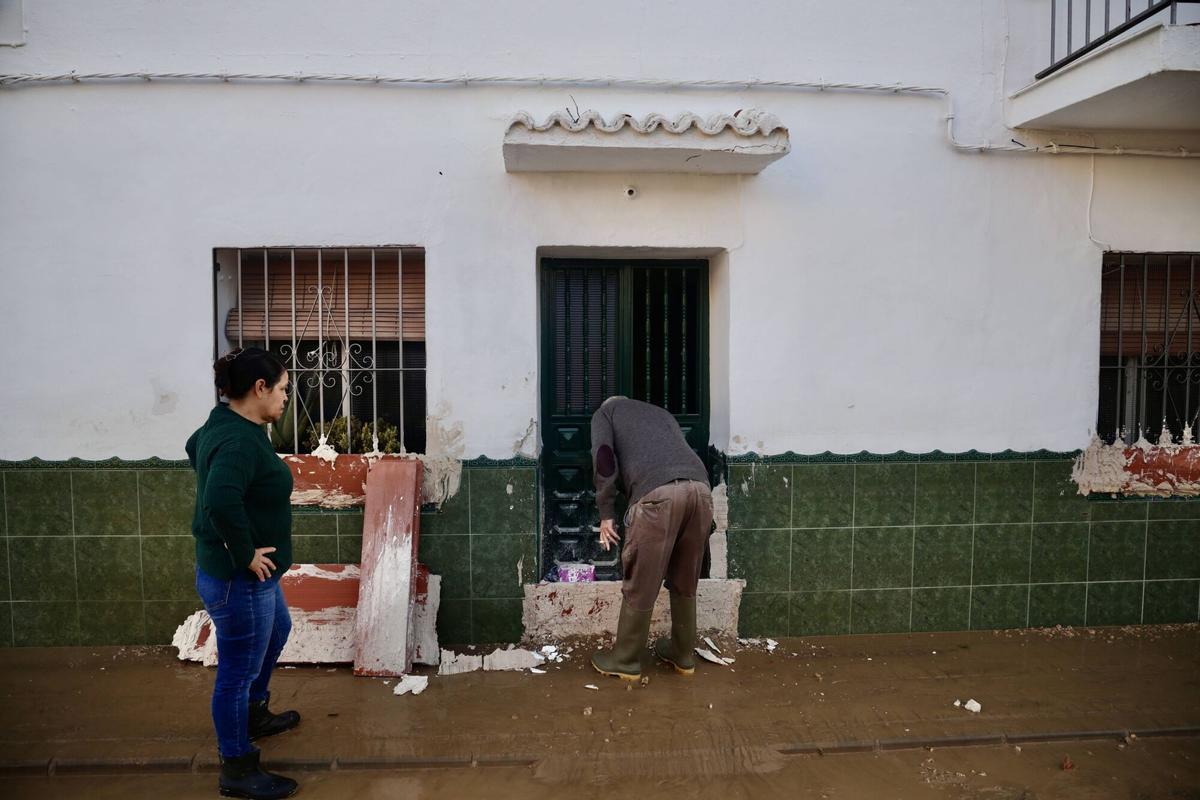 Los vecinos de la barriada de Doña Ana en la Estación de Cártama durante la borrasca Francis.