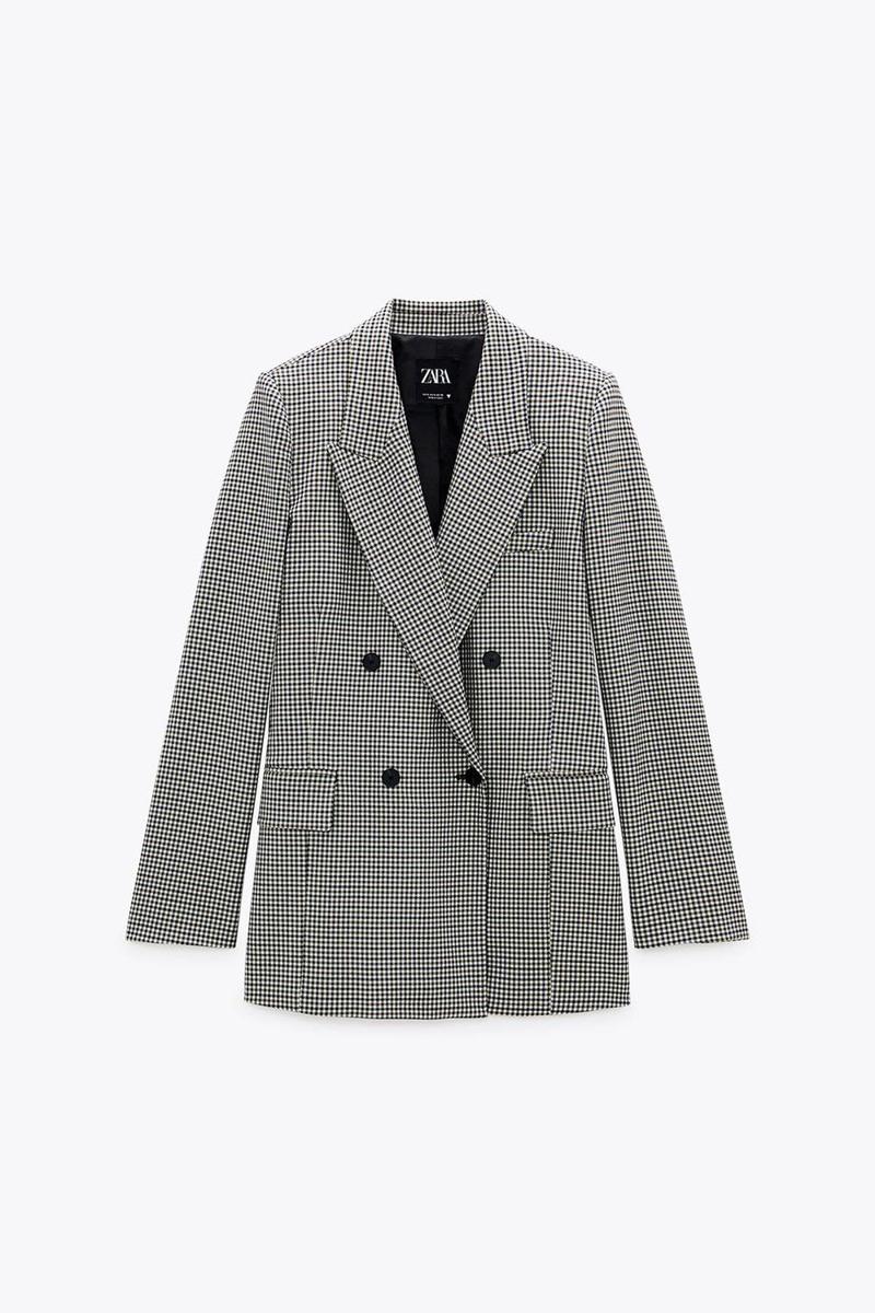 Blazer entallada de cuello solapa y estampado de cuadros, de Zara