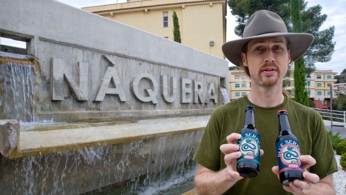 Robert Craig, en Naquera con su cerveza.