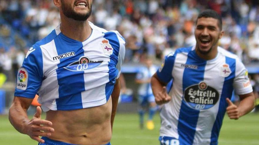 Florin Andone, a la izquierda, celebra junto a Bakkali uno de los goles conseguidos esta temporada con la camiseta blanquiazul.