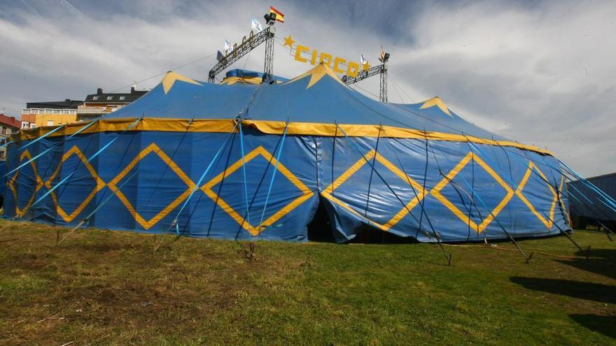 La carpa del Circo de Vienna se ha radicado en un terreno privado del entorno de A Baiuca. // Bernabé / Adrián Rei