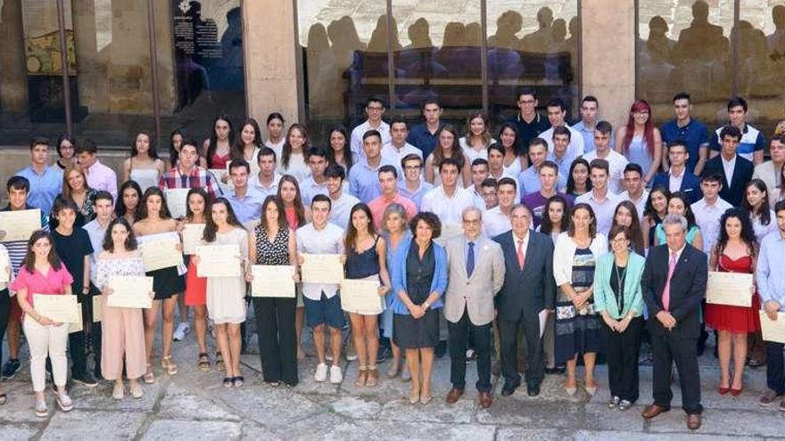 El rector de la USAL, Daniel Hernández, y otras autoridades, rodeados por los mejores alumnos del distrito de Salamanca, tras el acto en paraninfo del Edificio Histórico.