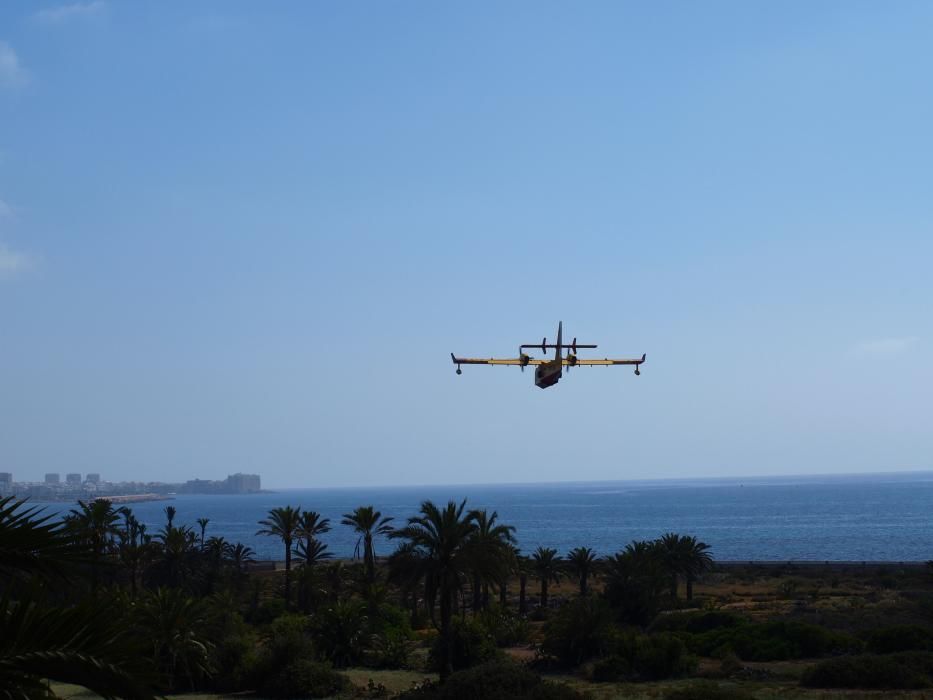 El Grupo 43 del Ejército del Aire, que opera bajo la dirección del Ministerio de Transición Ecológica en la lucha contra los incendios forestales, ha realiza entrenamientos en aguas de Torrevieja,