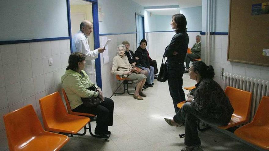 Pacientes en un centro de atención primaria de Ourense. // Iñaki Osorio
