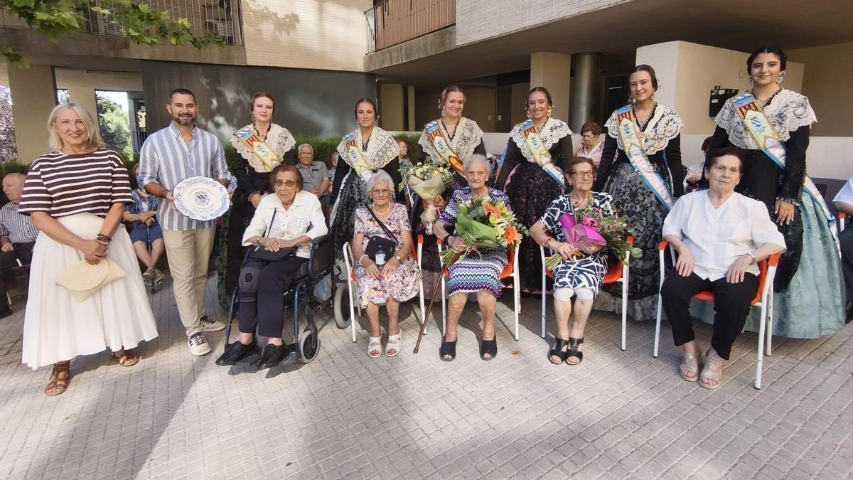 Foto de la visita de las autoridades al centro de día, este lunes.