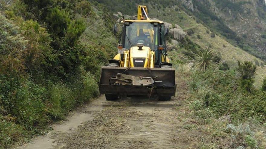 Obras en una pista del Parque Rural de Anaga.