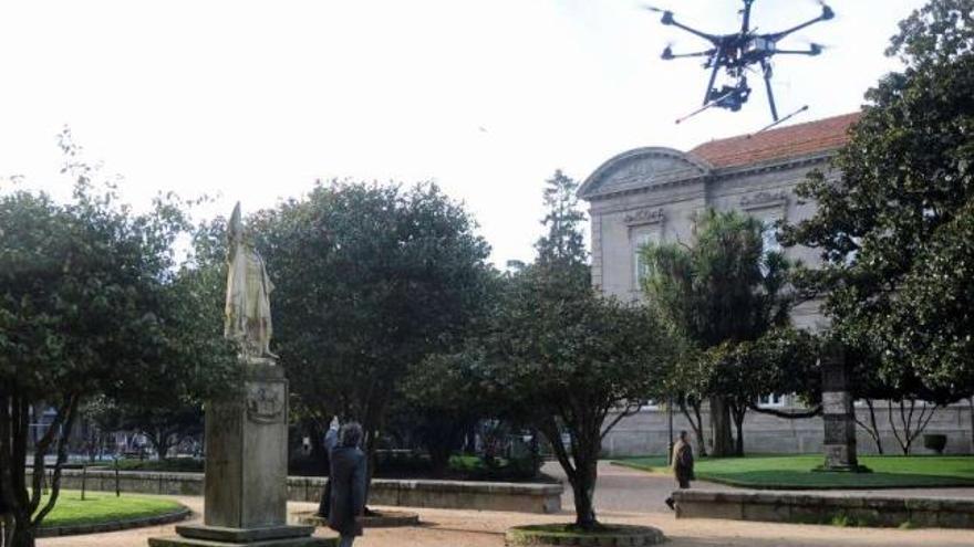 El drone rueda en el exterior de la fachada de la basílica de Santa María.  // Carlos Montero