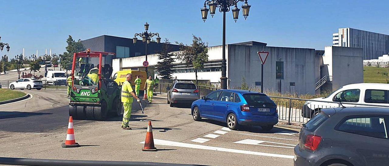 Los operarios, reparando el firme de una de las glorietas de acceso al HUCA.