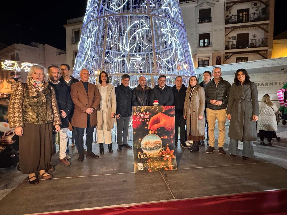 Autoridades y comercciantes en el encendido del alumbrado de Navidad en Montilla.