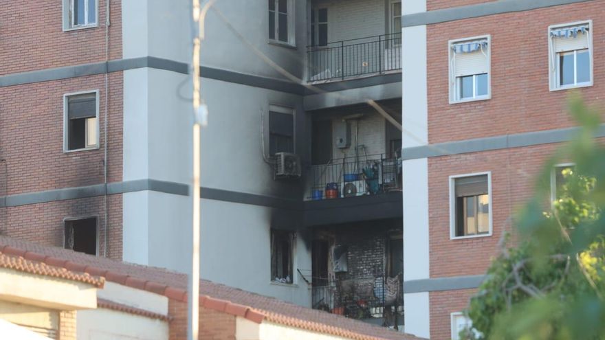 Un muerto y once intoxicados en dos incendios eléctricos en Albaida y València