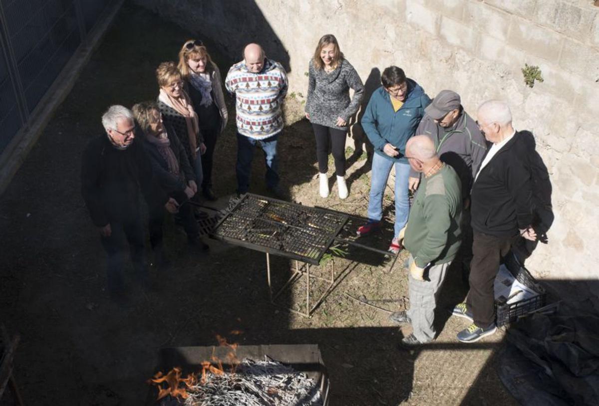 Veïns de Sant Feliu preparant una calçotada, ahir | OSCAR BAYONA