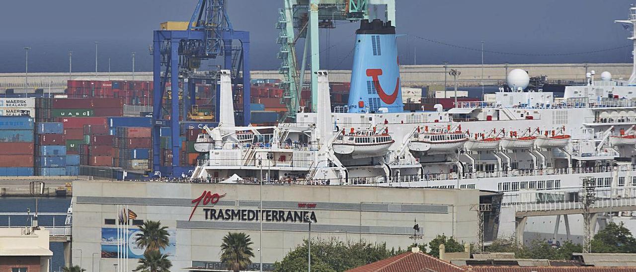 Vista panorámica de la terminal de Trasmediterránea en el Puerto de València. | FERNANDO BUSTAMANTE